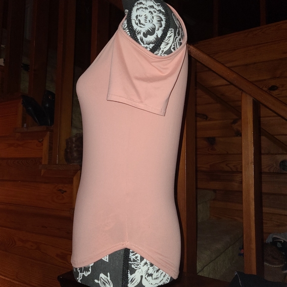 Low-cut pink shirt with the shoulders cut out - Picture 4 of 6